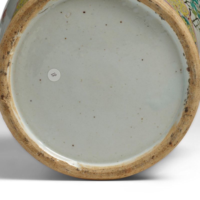 十九世纪 黃地粉彩開光花卉紋蓋罐 | A LARGE YELLOW-GROUND FAMILLE-ROSE BALUSTER JAR AND COVER - 图4