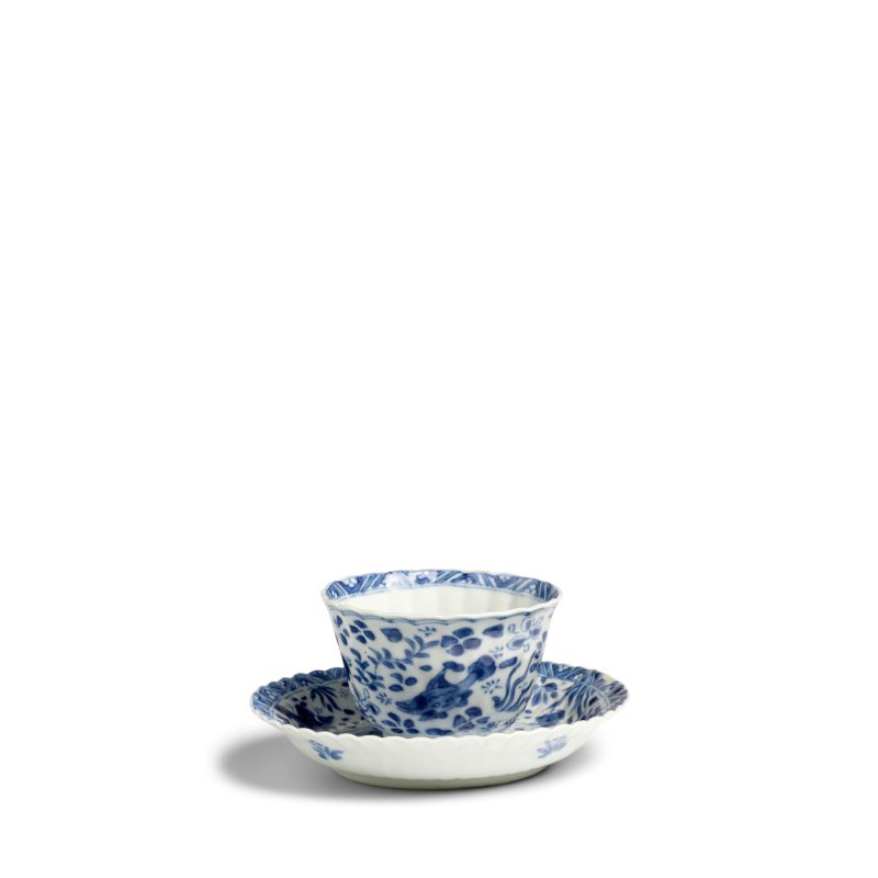 清康熙 青花寶蓋花押款 青花魚蟹紋小杯及盤成組 | A BLUE AND WHITE 'FISH AND CRAB' CUP AND SAUCER DISH - 图4