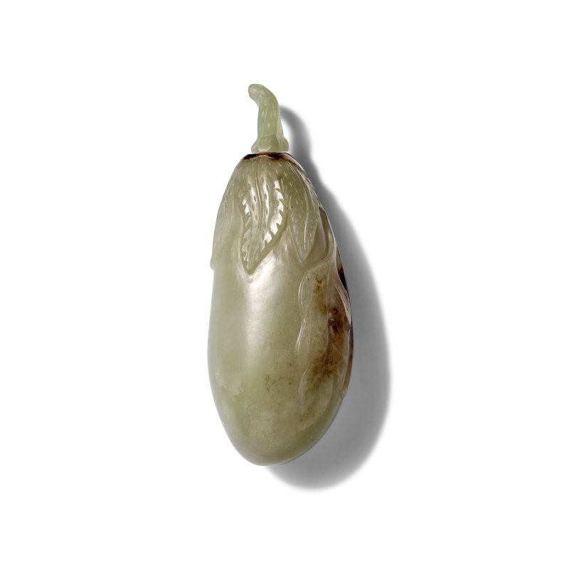 灰白玉帶皮茄型鼻煙壺一件 | A GRAYISH-WHITE JADE 'EGGPLANT' SNUFF BOTTLE - 图1