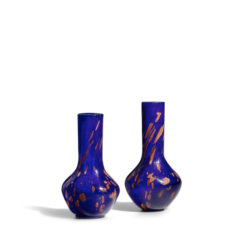十八/十九世紀 藍灑金星玻璃長頸瓶兩隻 | TWO GILT-FLECKED BLUE GLASS VASES - 图5