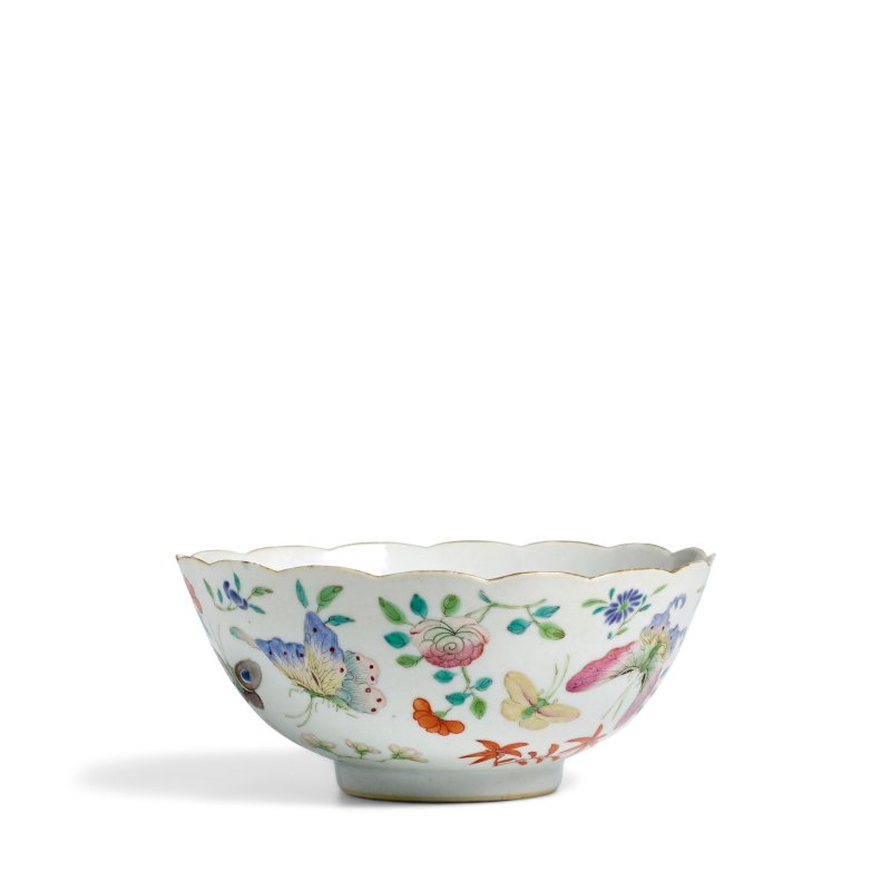 十九世紀 嘉慶款 粉彩花蝶紋描金花口碗 | A GILT-RIMMED FAMILLE-ROSE 'BUTTERFLIES AND FLOWER' BOWL - 图1
