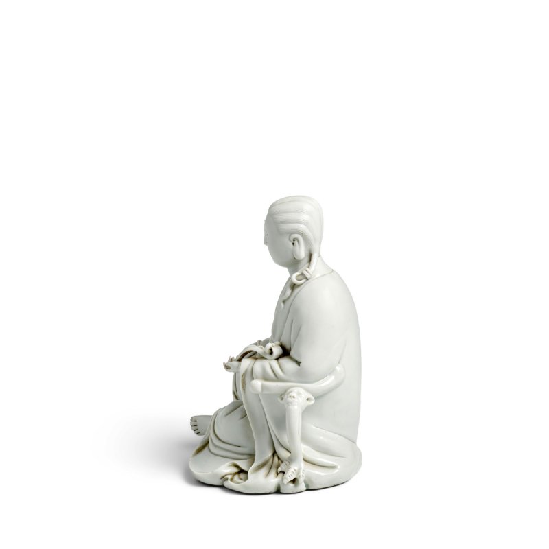 二十世紀 「大清年製」刻款 德化白釉觀音坐像 | A DEHUA WHITE-GLAZED SEATED FIGURE OF GUANYIN - 图3