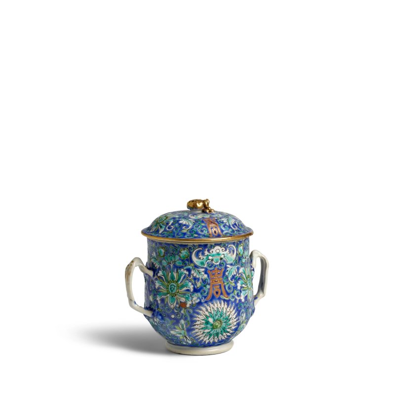 十九世紀 娘惹瓷藍地粉彩蓋杯 | A STRAIT FAMILLE-ROSE HANDLED DEEP CUP AND COVER - 图5