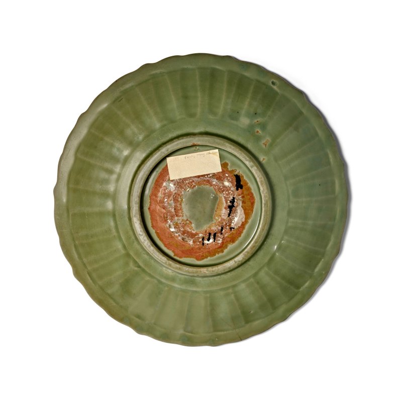 明 龍泉青釉花卉紋葵口大盤 | A LONGQUAN CELADON-GLAZED CHARGER - 图2