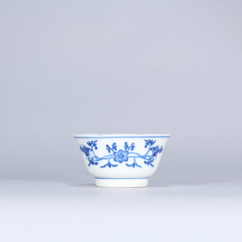 清康熙 青花缠枝花卉内模印花口杯 - 图1