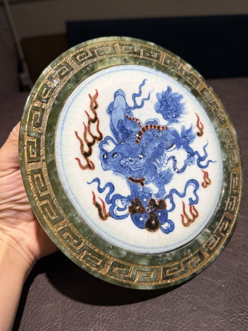 清 岫玉镶青花釉里红狮子戏球盘 - 图4