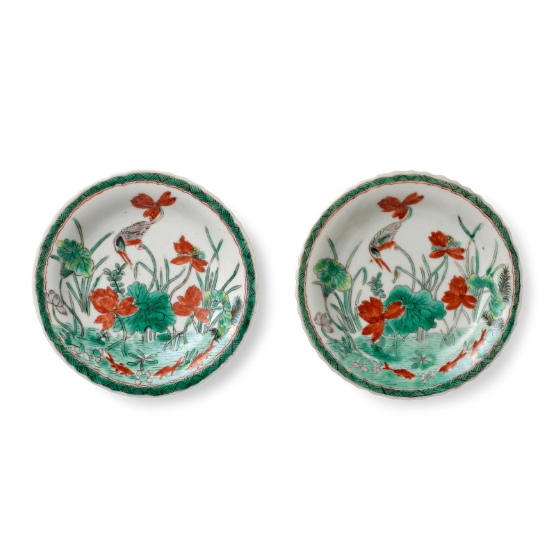 清康熙 五彩一路連科紋小盤一對 | A PAIR OF FAMILLE-VERTE 'LOTUS AND EGRET' SAUCER DISHES
