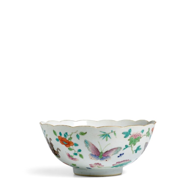 十九世紀 嘉慶款 粉彩花蝶紋描金花口碗 | A GILT-RIMMED FAMILLE-ROSE 'BUTTERFLIES AND FLOWER' BOWL - 图2