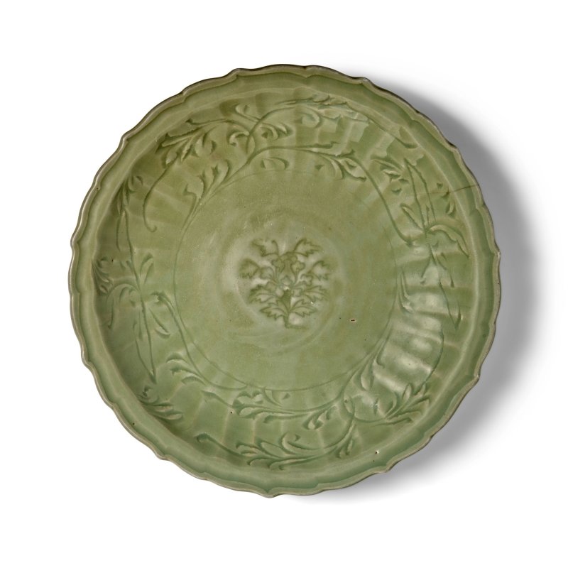 明 龍泉青釉花卉紋葵口大盤 | A LONGQUAN CELADON-GLAZED CHARGER - 图3