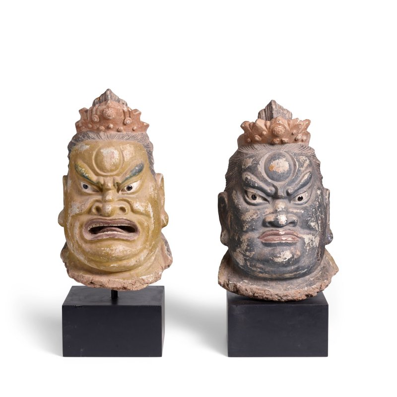 明 彩塑天王首像一對 | TWO LARGE POLYCHROME STUCCO HEADS OF BUDDHIST GUARDIANS - 图1