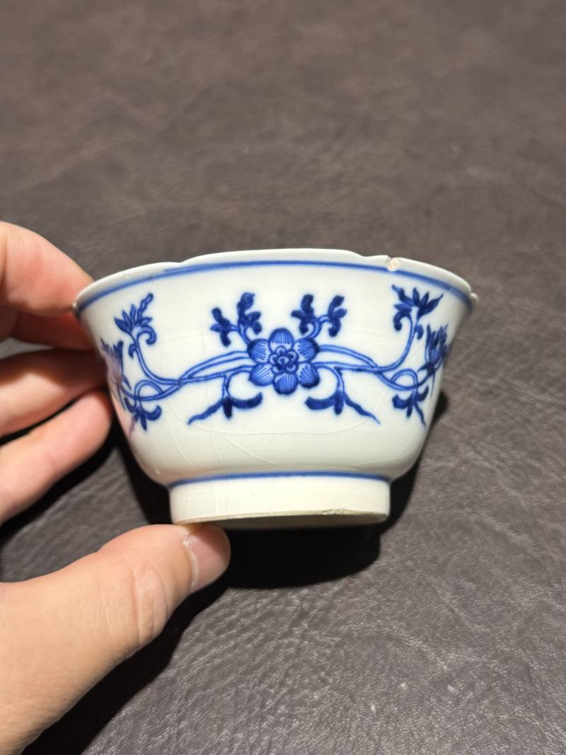 清康熙 青花缠枝花卉内模印花口杯 - 图2