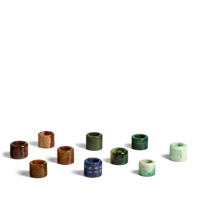 二十世紀 玉及硬石扳指一組十件 | A GROUP OF TEN JADE AND HARDSTONE ARCHER'S RINGS - 图1
