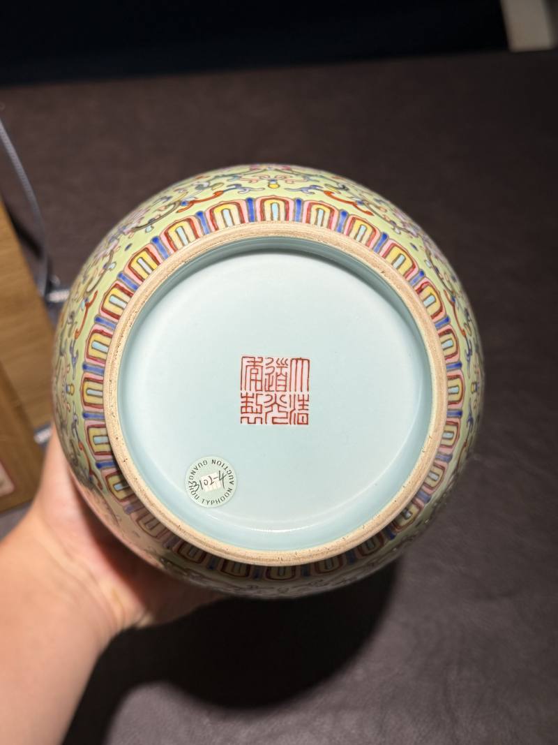 19世纪 粉彩松石地缠枝托喜地双耳瓶 - 图15
