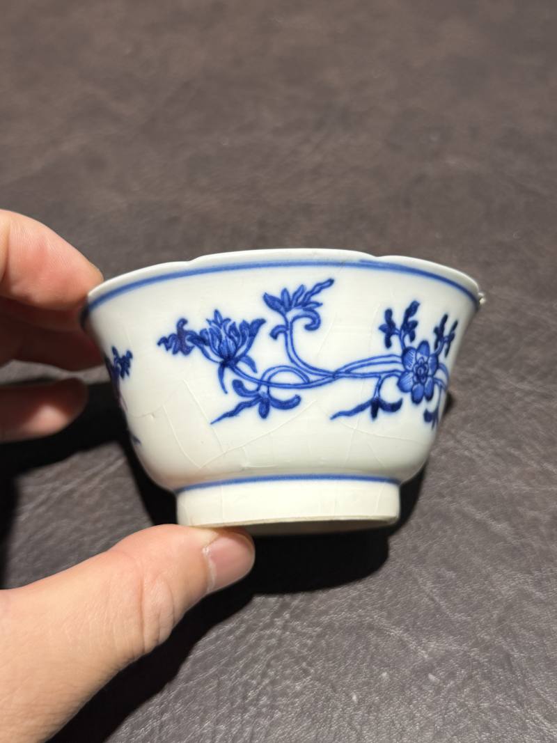 清康熙 青花缠枝花卉内模印花口杯 - 图3
