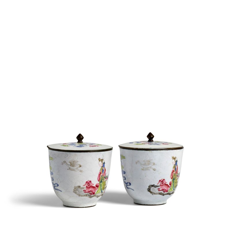 十九世紀 「養園仿古」黑款 白地銅胎畫琺琅仙人獻壽圖蓋杯一對 | A PAIR OF PAINTED ENAMEL WHITE-GROUND 'IMMORTALS' COPPER CUPS AND COVERS - 图8