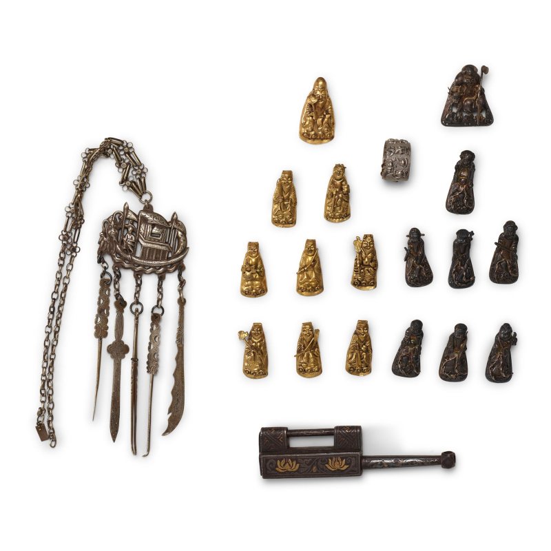 清 銀質及銅質妝點用品 | A GROUP OF SILVER-ALLOY AND COPPER-ALLOY PERSONAL ADORNMENT AND TOOLS - 图1