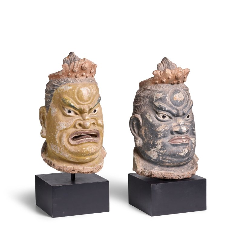 明 彩塑天王首像一對 | TWO LARGE POLYCHROME STUCCO HEADS OF BUDDHIST GUARDIANS - 图2