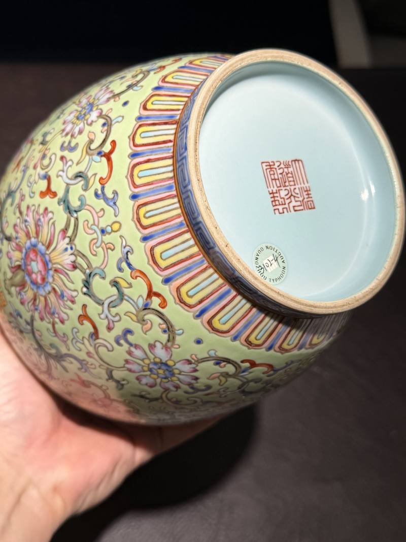 19世纪 粉彩松石地缠枝托喜地双耳瓶 - 图16