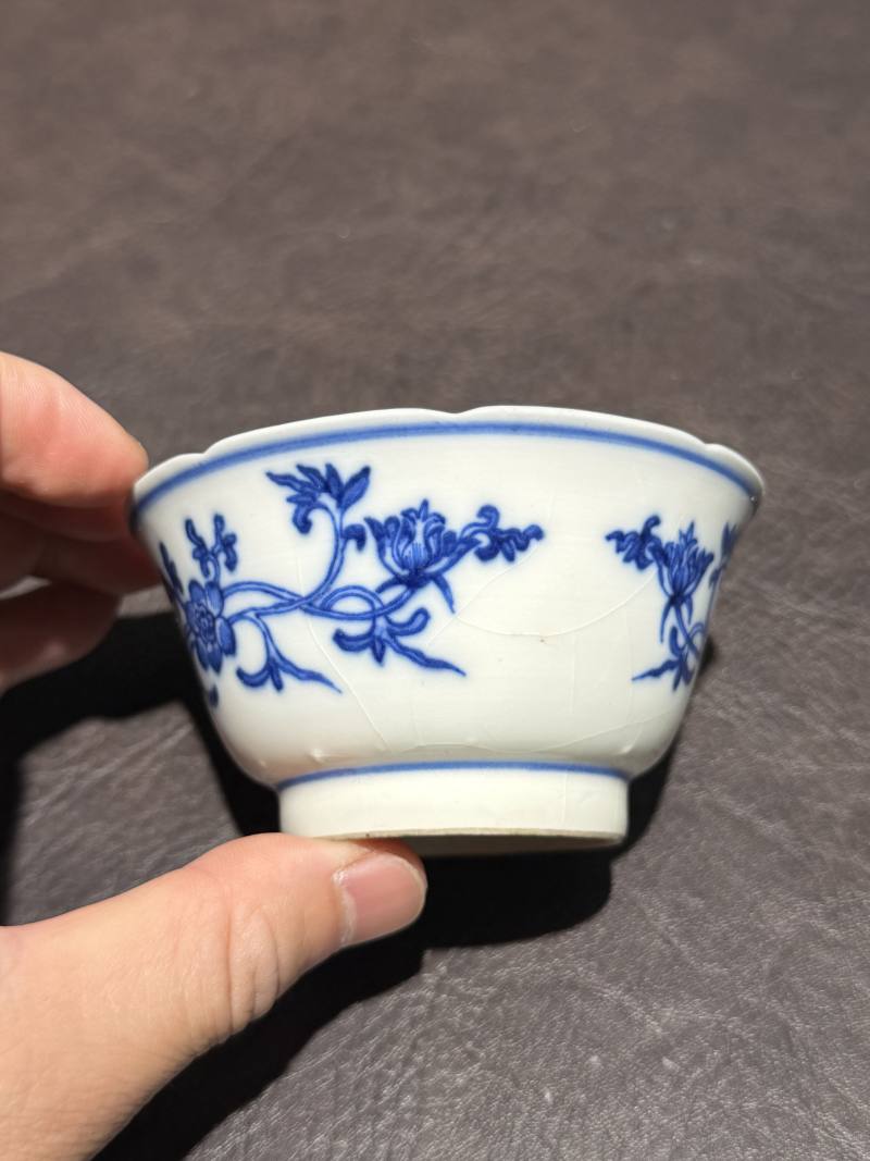 清康熙 青花缠枝花卉内模印花口杯 - 图4