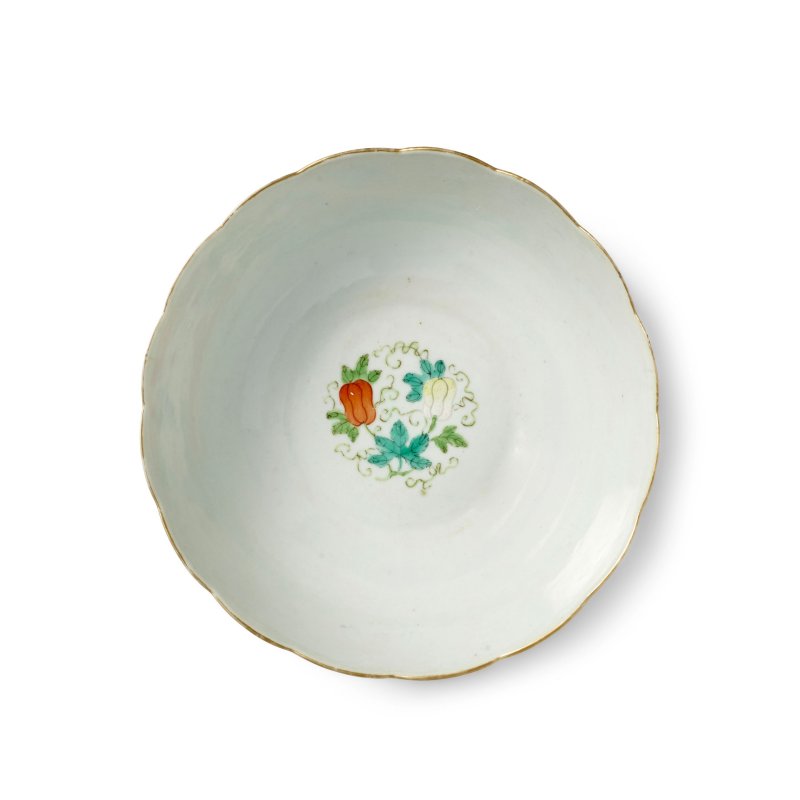 十九世紀 嘉慶款 粉彩花蝶紋描金花口碗 | A GILT-RIMMED FAMILLE-ROSE 'BUTTERFLIES AND FLOWER' BOWL - 图4