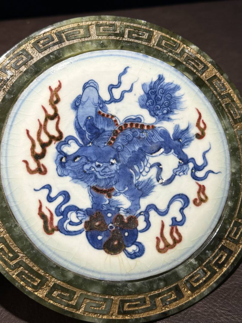 清 岫玉镶青花釉里红狮子戏球盘 - 图7