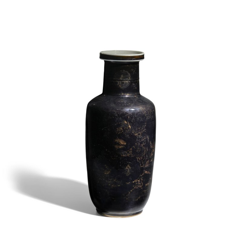 清康熙 墨地描金山水圖景棒槌瓶 | A BLACK-GROUND GILT-DECORATED 'LANDSCAPE' ROULEAU VASE - 图3