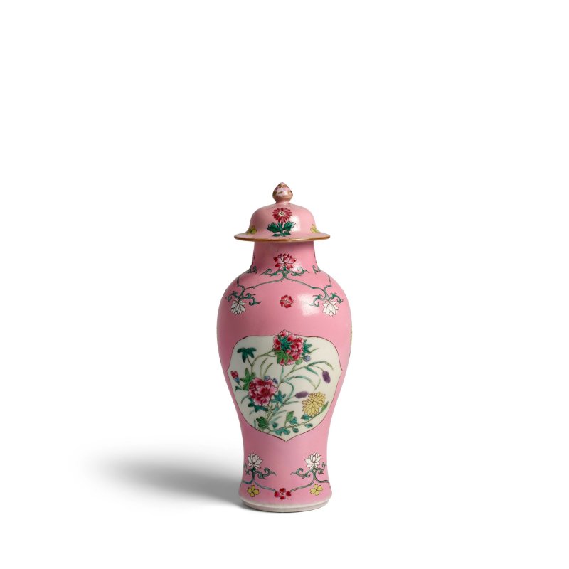 約 1730 年 粉地粉彩開光花卉紋小蓋瓶 | A PINK-GROUND FAMILLE-ROSE SLENDER BALUSTER VASE AND COVER