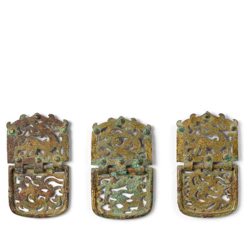 六朝 鎏金銅玲瓏龍紋飾一組三件 | A GROUP OF THREE GILT-BRONZE 'DRAGON' HINGED ORNAMENTS - 图3