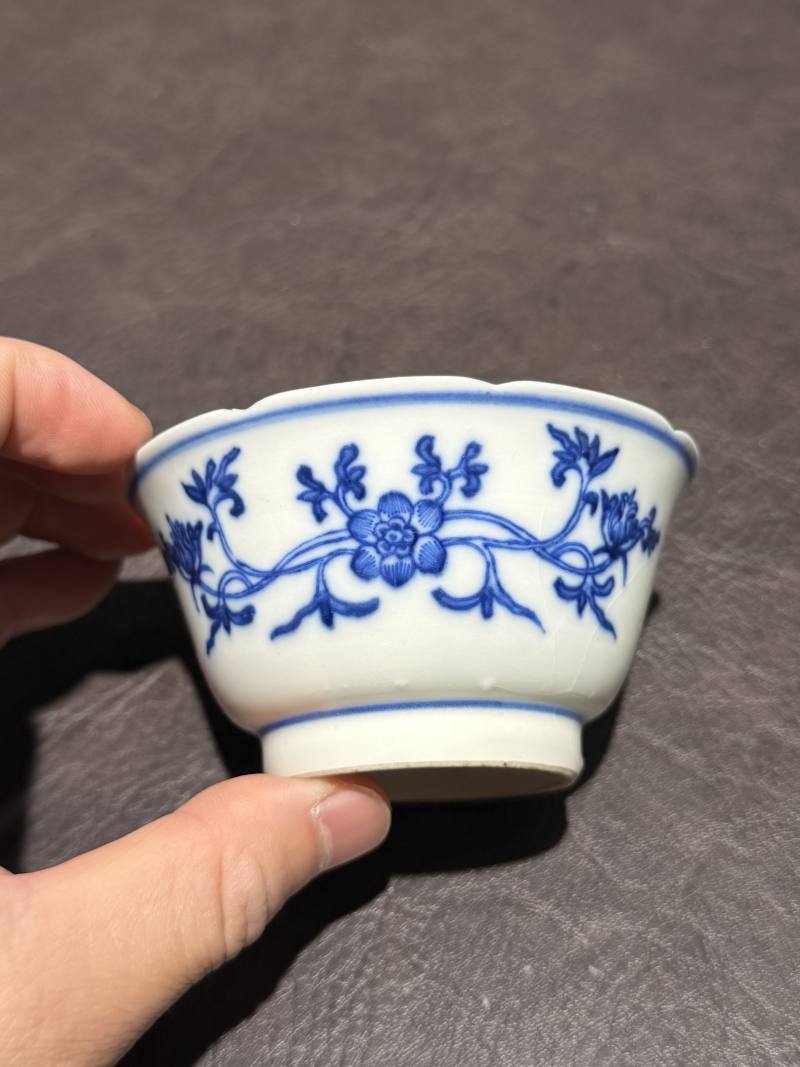 清康熙 青花缠枝花卉内模印花口杯 - 图5