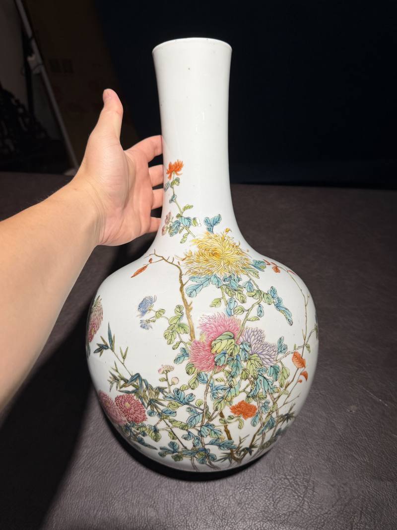 清光绪 粉彩秋菊图天球瓶 - 图2