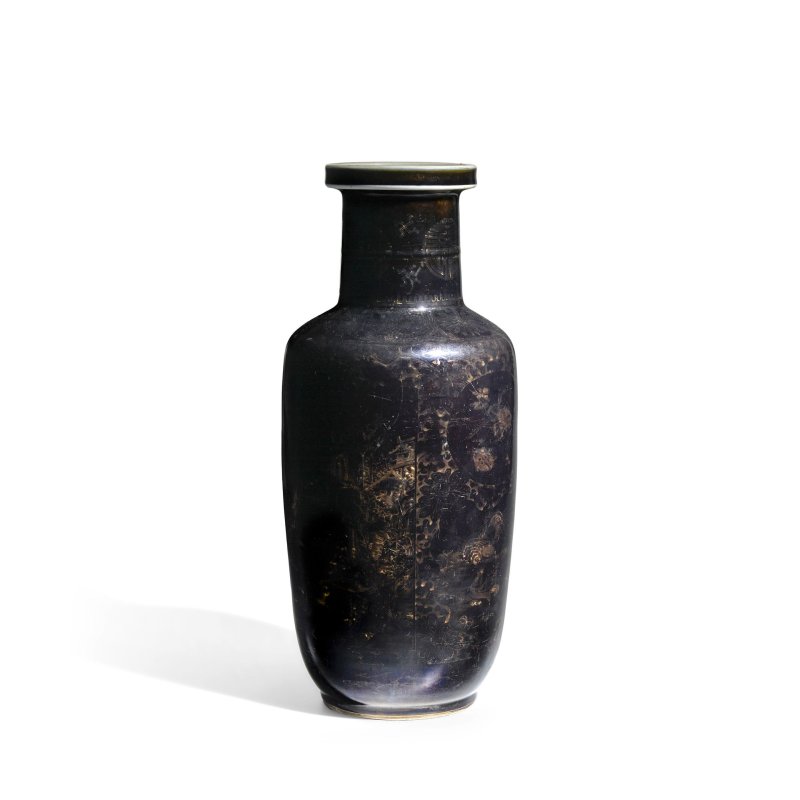 清康熙 墨地描金山水圖景棒槌瓶 | A BLACK-GROUND GILT-DECORATED 'LANDSCAPE' ROULEAU VASE - 图4
