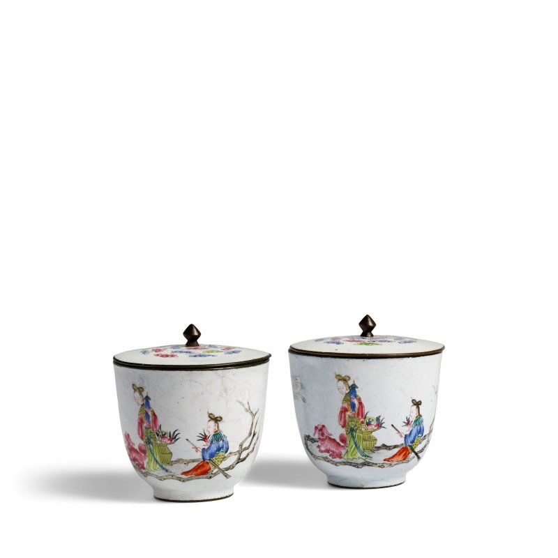 十九世紀 「養園仿古」黑款 白地銅胎畫琺琅仙人獻壽圖蓋杯一對 | A PAIR OF PAINTED ENAMEL WHITE-GROUND 'IMMORTALS' COPPER CUPS AND COVERS - 图1
