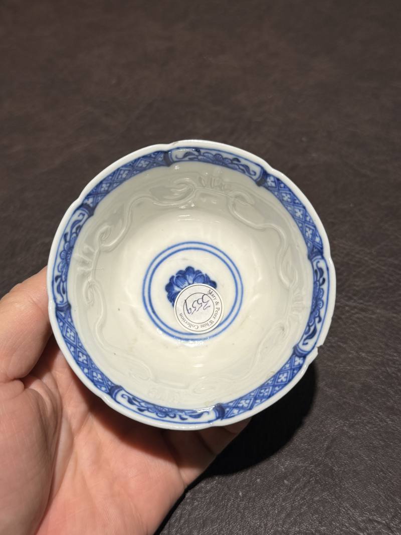 清康熙 青花缠枝花卉内模印花口杯 - 图6