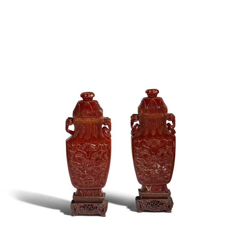 清乾隆/嘉慶 琥珀雕仿古饕餮紋蓋瓶一對 | A PAIR OF CARVED AMBER 'TAOTIE MASK' VASES AND COVERS - 图3