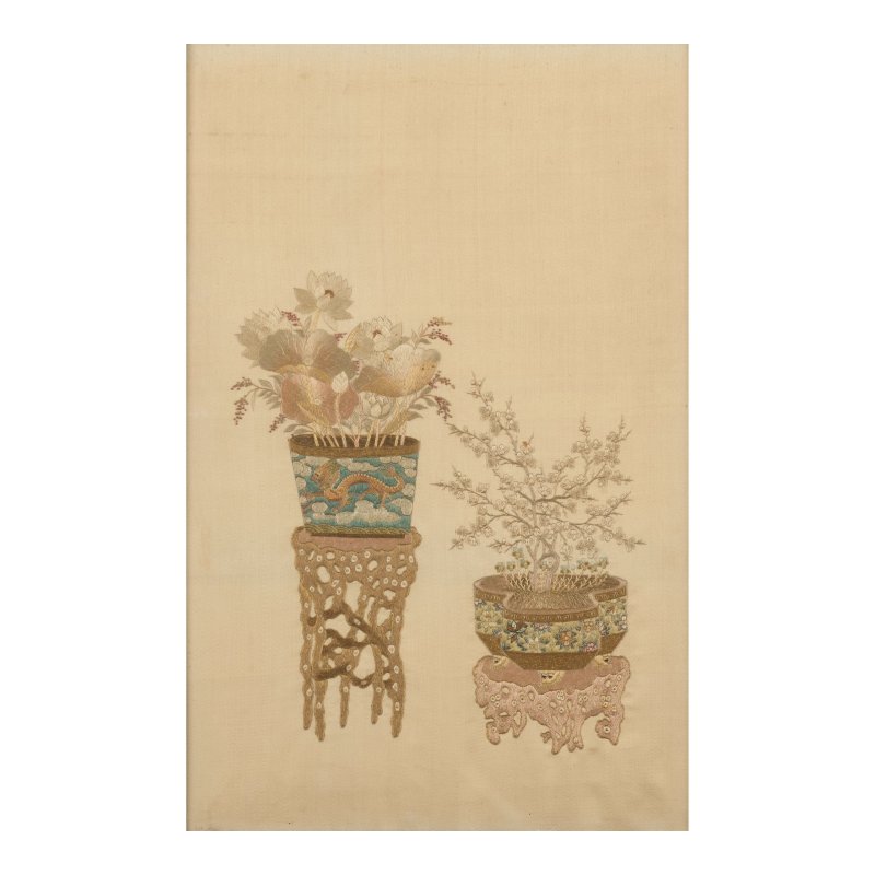 二十世紀 錦地綉博古图紋挂屏一組四件 | A SET OF FOUR SILK EMBROIDERED 'ANTIQUES' PANELS - 图3