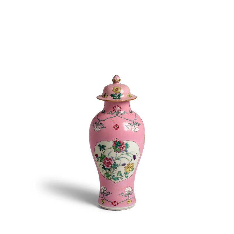 約 1730 年 粉地粉彩開光花卉紋小蓋瓶 | A PINK-GROUND FAMILLE-ROSE SLENDER BALUSTER VASE AND COVER - 图2
