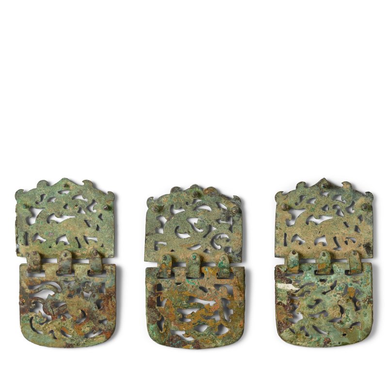六朝 鎏金銅玲瓏龍紋飾一組三件 | A GROUP OF THREE GILT-BRONZE 'DRAGON' HINGED ORNAMENTS - 图4