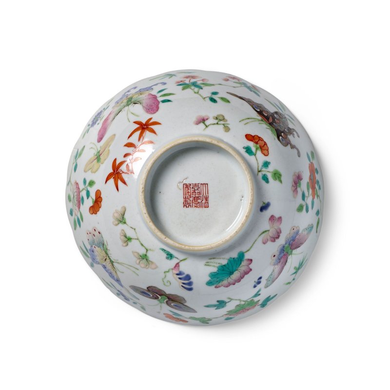 十九世紀 嘉慶款 粉彩花蝶紋描金花口碗 | A GILT-RIMMED FAMILLE-ROSE 'BUTTERFLIES AND FLOWER' BOWL - 图7