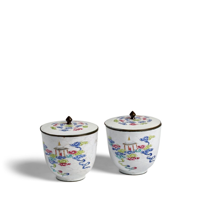 十九世紀 「養園仿古」黑款 白地銅胎畫琺琅仙人獻壽圖蓋杯一對 | A PAIR OF PAINTED ENAMEL WHITE-GROUND 'IMMORTALS' COPPER CUPS AND COVERS - 图2