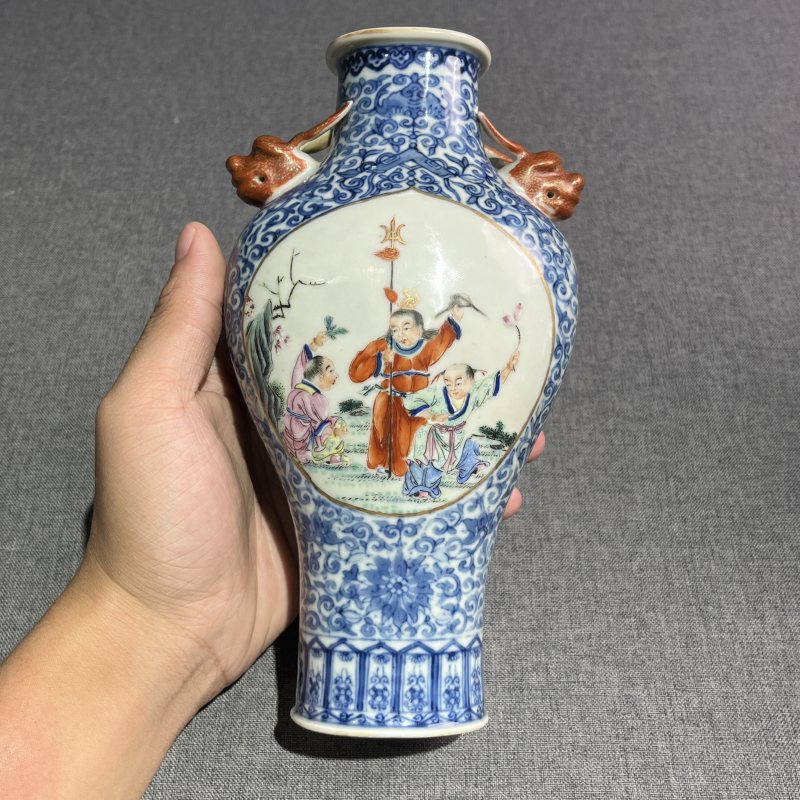 民国青花粉彩婴戏兽耳瓶一对 - 图5