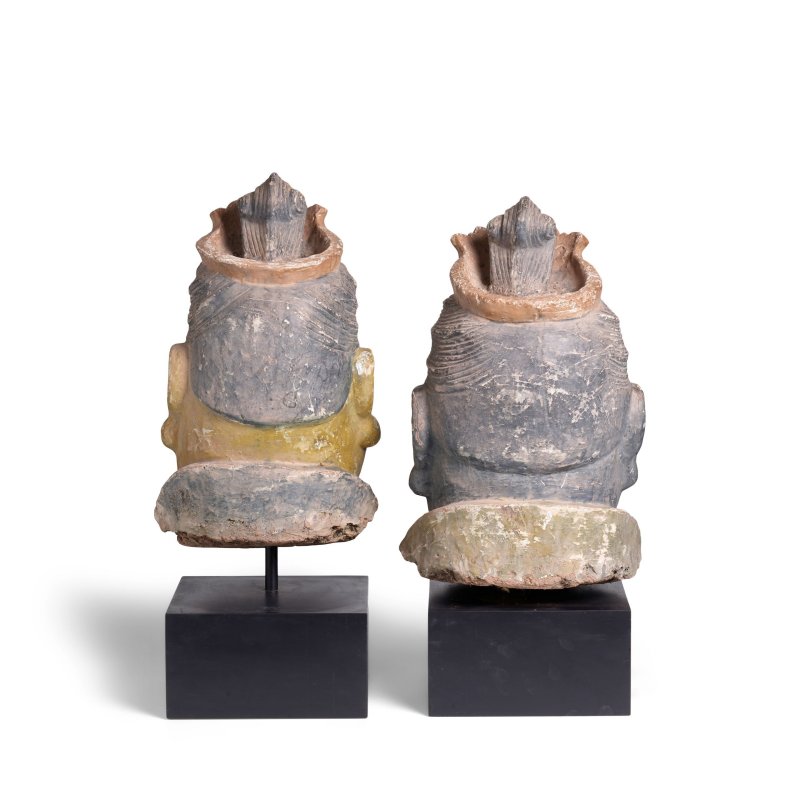明 彩塑天王首像一對 | TWO LARGE POLYCHROME STUCCO HEADS OF BUDDHIST GUARDIANS - 图4