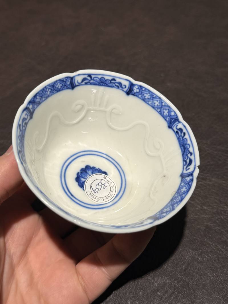 清康熙 青花缠枝花卉内模印花口杯 - 图7