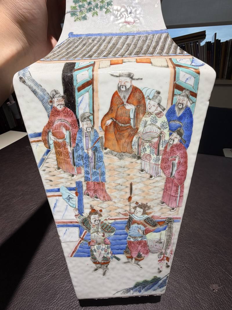 清道光 粉彩旗开得胜人物故事图方瓶 - 图3