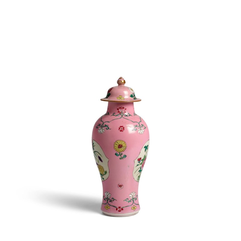 約 1730 年 粉地粉彩開光花卉紋小蓋瓶 | A PINK-GROUND FAMILLE-ROSE SLENDER BALUSTER VASE AND COVER - 图3