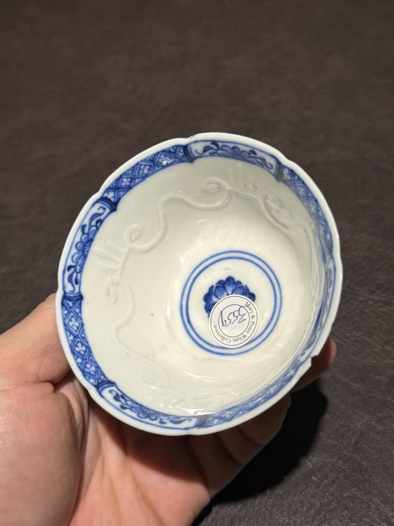 清康熙 青花缠枝花卉内模印花口杯 - 图8