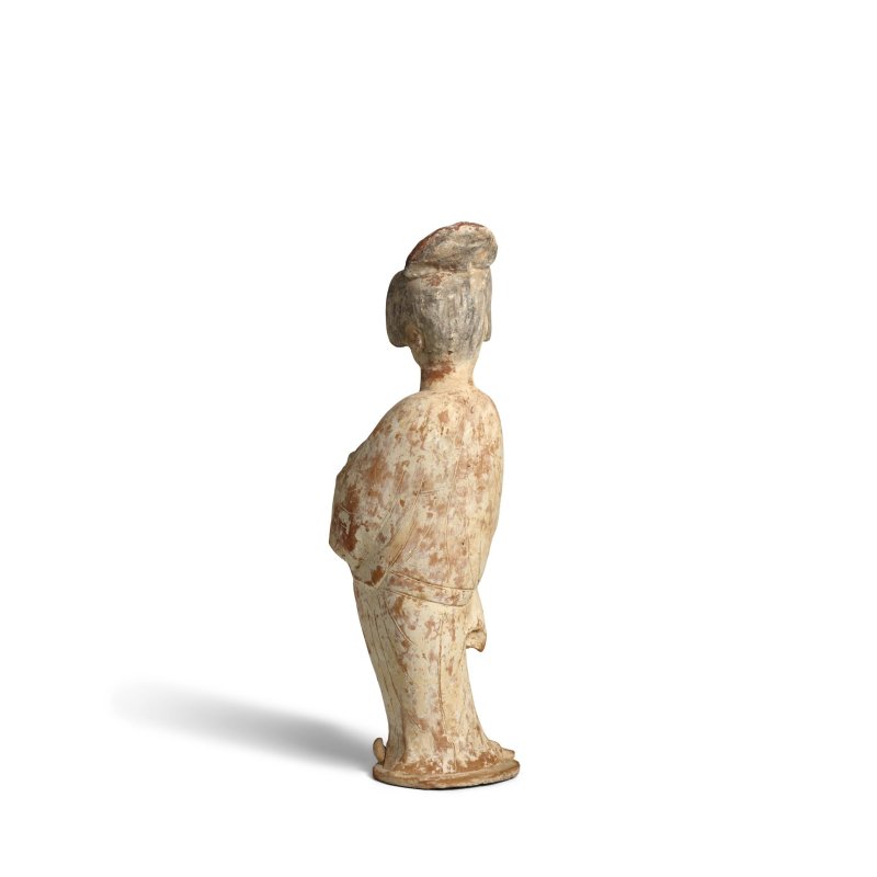 唐 陶加彩仕女立俑 | A PAINTED POTTERY FIGURE A 'FAT LADY' - 图3