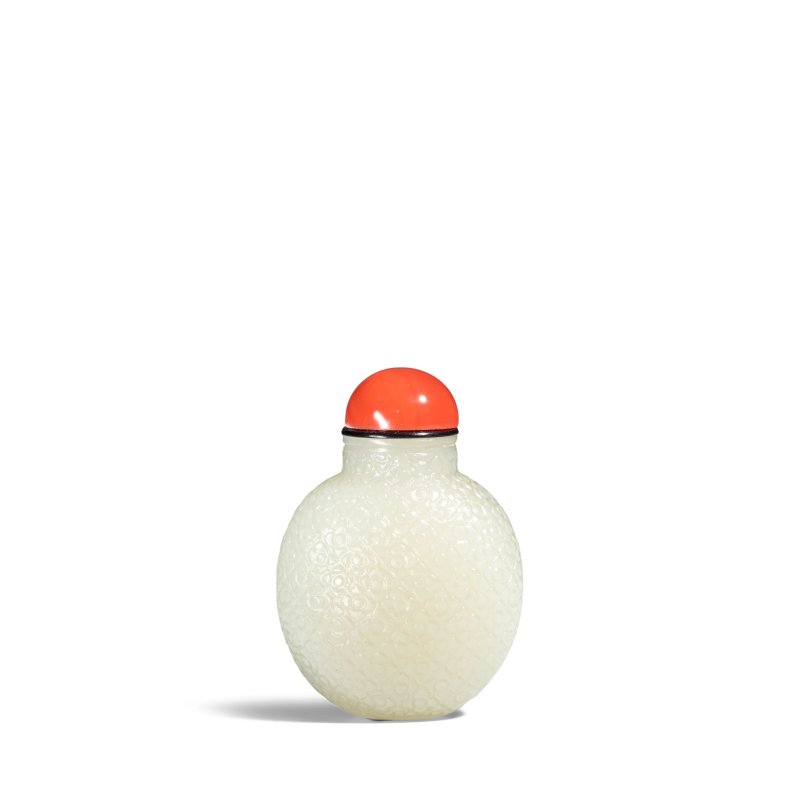 青白玉錦地紋鼻煙壺一件 | A WHITE JADE DIAPER-PATTERNED SNUFF BOTTLE - 图3