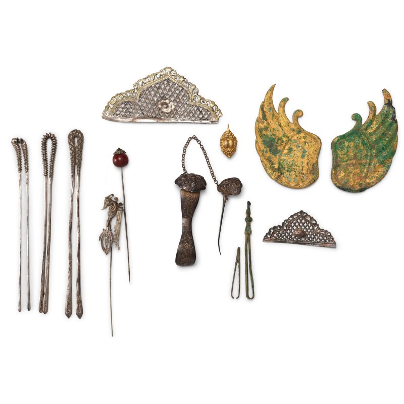 清 銀質及銅質妝點用品 | A GROUP OF SILVER-ALLOY AND COPPER-ALLOY PERSONAL ADORNMENT - 图1