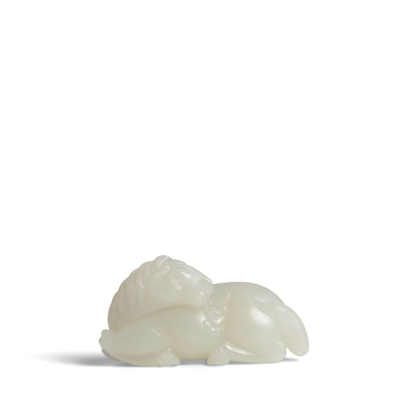 清 白玉雕馬擺件 | A WHITE JADE FIGURE OF A RECUMBENT HORSE - 图4