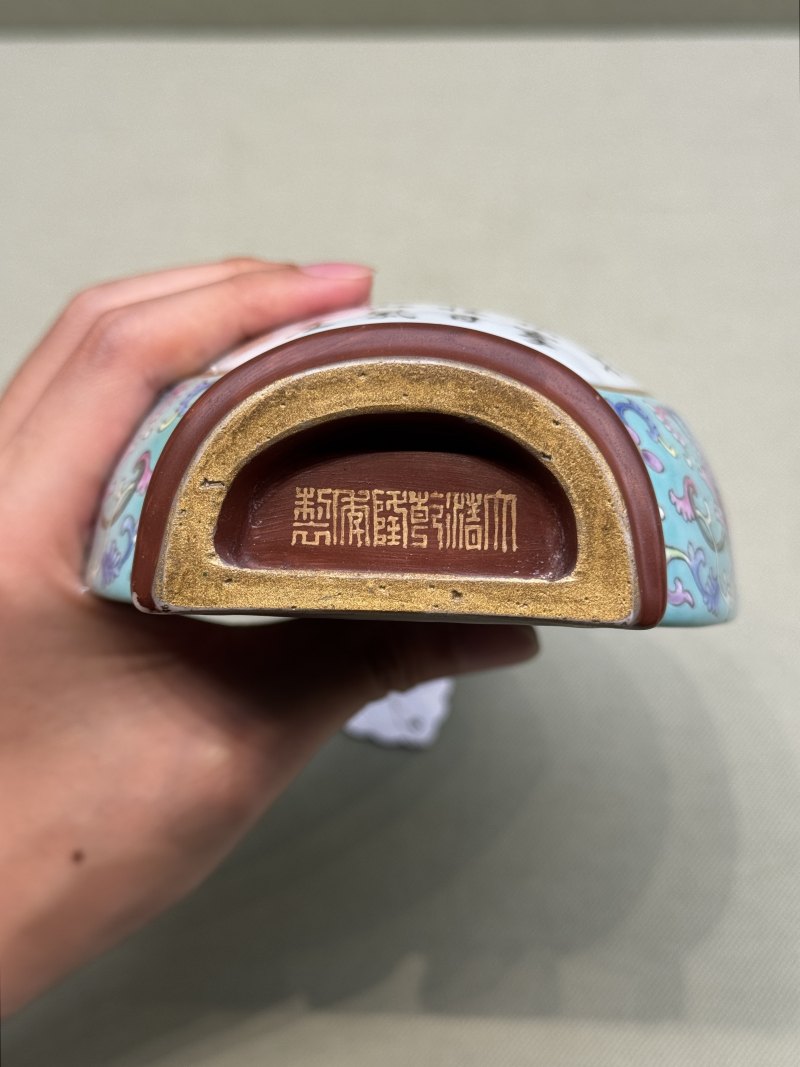 清乾隆 松石绿地粉彩莲纹开光御题诗文壁瓶 - 图18